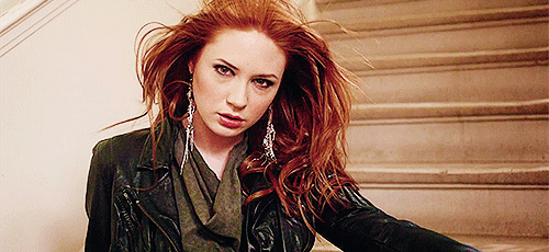 KarenGillan-S-GIF-001.gif